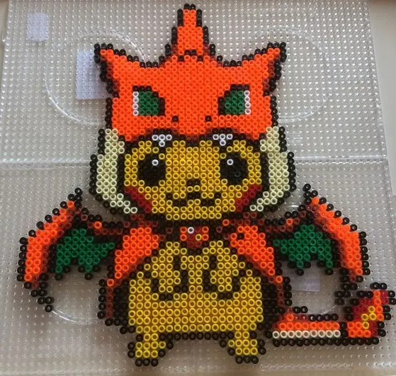 Charizard perleplade – Pikachu i Mega Charizard-dragt