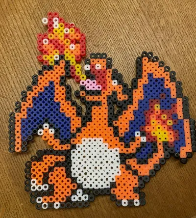 Charizard perleplade – Charizard på to ben med ild