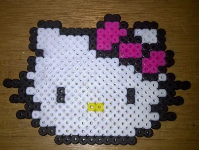 Hello Kitty perleplade – Hello Kitty-ansigt med sløjfe
