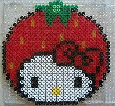 Hello Kitty perleplade – Hello Kitty med jordbærhue
