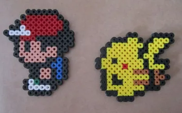 Pikachu perleplade – Mini-Ash og mini-Pikachu
