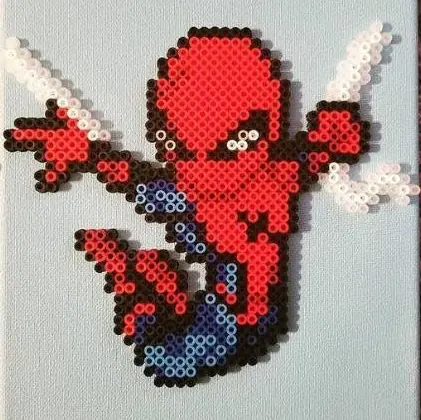 Spiderman perleplade – Spider-Man svinger sig i spindelvæv